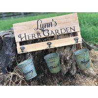 Benutzerdefinierter Hängender Kräutergarten, Rustikaler Pflanzenhalter, Pflanzer, Hölzerner Pflanzer Mit Galvanisierten Eimer, Hängende Blume von Wenfarmdesigns