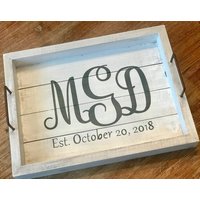 Benutzerdefiniertes Monogramm Etabliertes Weißes Gewaschenes Holztablett Rustikales Serviertablett, Graues Mit Griffen, Holztablett, Beunruhigt von Wenfarmdesigns