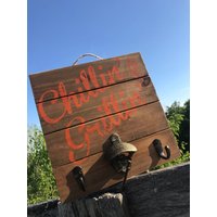 Personalisierter Altholz-Handgemalter Flaschenöffner-Grill-Utensilienhalter Holz Rustikaler Garagen-Grill-Wandbehang von Wenfarmdesigns