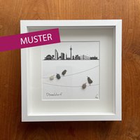 Skyline Düsseldorf/Vögel Auf Leinen Kieselsteinbild Skyline Düsseldorf/Vögel Auf Leinen Kieselsteinbild von Werbeschneckenart