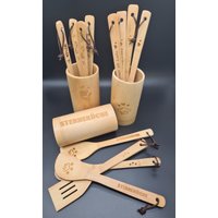 4Er Set Kochlöffel & Pfannenwender Aus Bambus Incl. Bambusbehälter- Einzelne Bambus- Unikate - Geschenk-Personalisierbar von Werkstattheldin