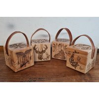 Dekorativer Türstopper Bodentürstopper Aus Massivem Buchenholz Mit Lederband, Personalisierbar, Geschenkidee, Handgefertigt, Unikate von Werkstattheldin