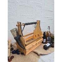 Holzkiste Mit Henkel Und Trinkhorn-Mittelalter-Getränkekiste-Geschenk-Gartendekoration-Dekokiste-Met-Zeitungsständer-Vintage-Wickinger Kiste von Werkstattheldin