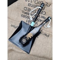 Kehrset - Besen Handbesen Geschenk Zum Einzug Handarbeit Witzig Geschenkidee Unikate Hochzeitsgeschenk- Personalisiert von Werkstattheldin