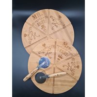 Mr. & Mrs. Pizzateller Aus Bambusholz Mit Schneiderinne Incl. Pizzaschneider Pizza Teller Personalisiert Hochzeit Italienisch Geschenk von Werkstattheldin