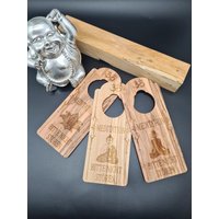 Olivenholz Türhängeschild Für Den Türgriff Türklinke Massagepraxis Meditation Deko Holz Personalisierbar Physiotherapie Praxis Doktor Arzt von Werkstattheldin