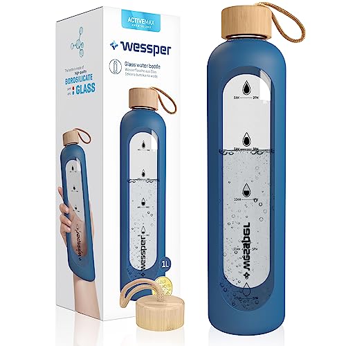 WESSPER Trinkflasche Glas 1L mit Zeitmarkierungen, BPA-frei Trinkmotivation Borosilikat Wasserflasche, Luftdichte Glasflasche mit Bambus Deckel Wiederverwendbar mit Silikonhülle - Blau von Wessper