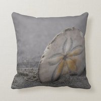 Sand Dollar Akzent Kissen von WestCoastARTstoria