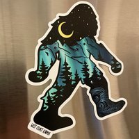 Natur Sasquatch Magnet von WestCoastKarmaArt