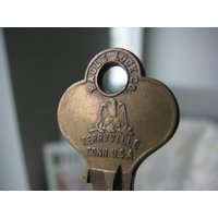 Antiker Messing Schlüssel, Adler Schloss Co., Flacher Pin Tumbler Steampunk Kleeblatt Top von WestEndMarket