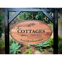 Ovales Benutzerdefiniertes Zeichen, Eigentumsschild, Hausschild, Cottage-Schild, Hochzeitsschild, Handgefertigt, Fertig Zum Aufhängen, Wetterfest Ovales Benutzerdefiniertes Zeichen, Eigentumsschild, Hausschild, Cottage-Schild, Hochzeitsschild, Handgefertigt, Fertig Zum Aufhängen, Wetterfest von WestWoodStudioStore