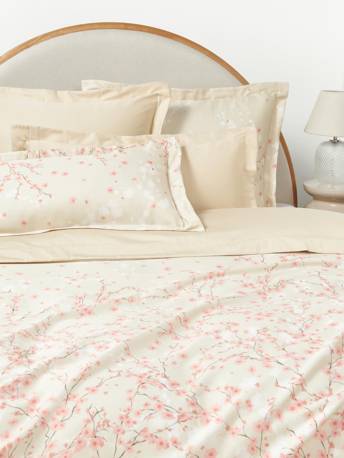 Baumwollsatin-Bettdeckenbezug Sakura mit Blumen-Print von Westwing Collection