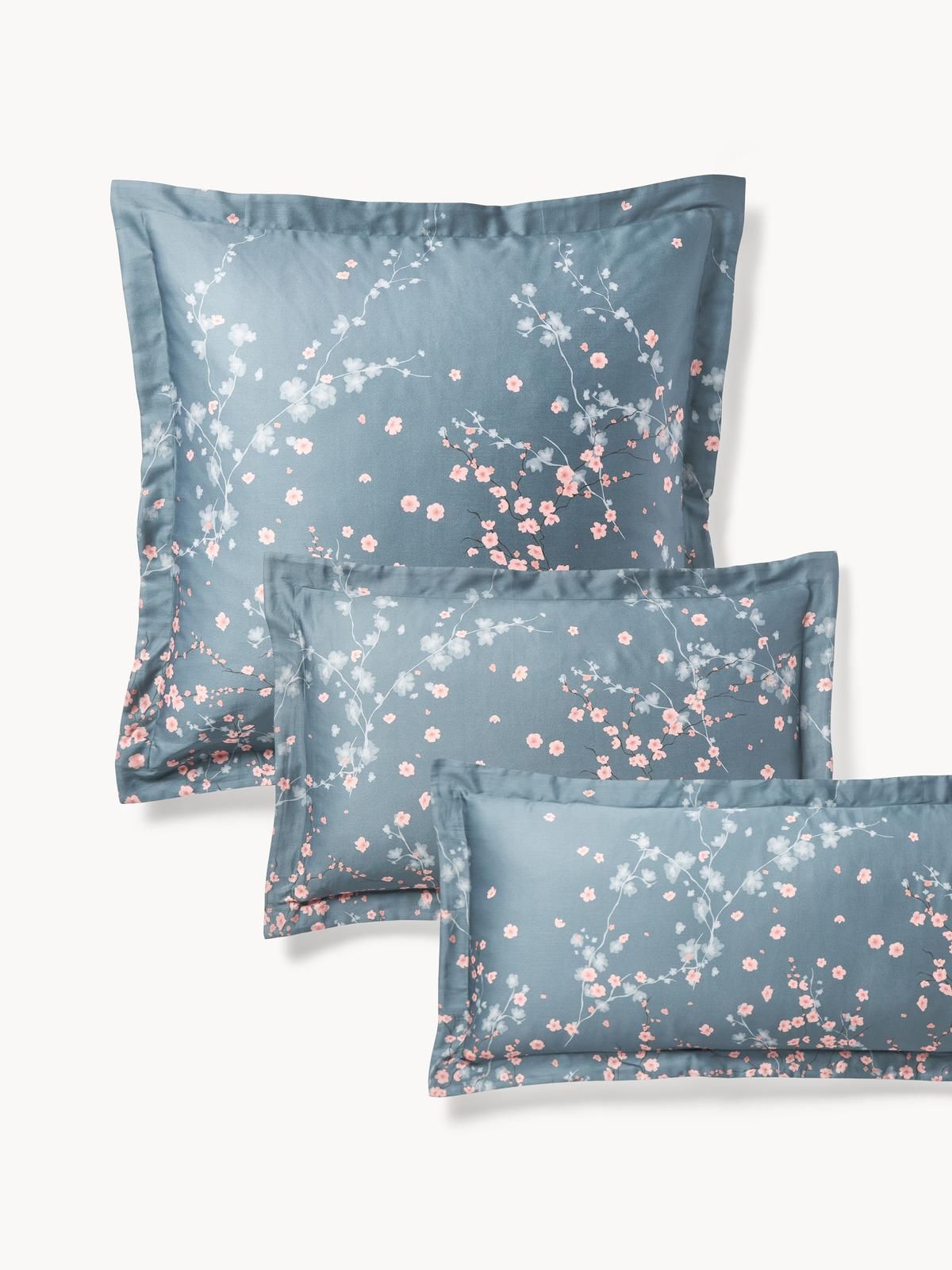 Baumwollsatin-Kopfkissenbezug Sakura mit Blumen-Print von Westwing Collection