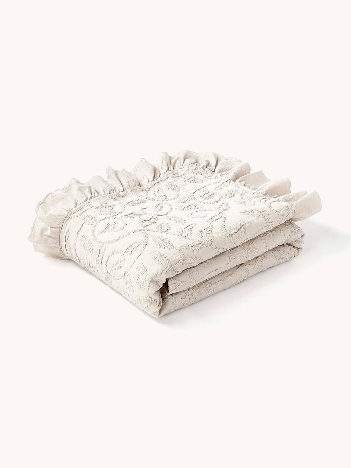 Strukturierte Baumwoll-Decke Clara mit Rüschen und floralem Muster von Westwing Collection