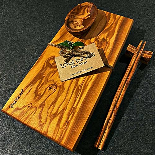 What the Art!® Olive Wood «Hachiko» | Olivenholz Sushi Servierbrett inkl. Dip-Schälchen + Essstäbchen + Geschenk | ca. 30 x 14 x 2 cm | Sushibrett - Holzbrett - Stäbchen von What the Art!