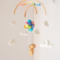 Babybett Mobile Teddybär Fliegende Pastellfarbene Regenbogenballons Wolken Wald Kinderzimmer Dekor Babyparty von WhatACurlyLife