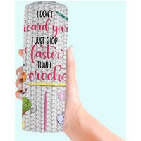 "Gehäkelte Humor Individuelle Becher - "Ich Horte Kein Garn. Ich Kaufe Nur Schneller Als Ich Häkele", 20Oz Oder 30Oz Becher, Perfektes Geschenk von WhatASaltyMug