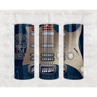 Benutzerdefinierter Gitarrenbecher - „Ich Sehe Vielleicht So Aus, Als Würde Ich Dir Zuhören, Aber in Meinem Kopf Spiele Meine Gitarre", 20Oz Oder von WhatASaltyMug