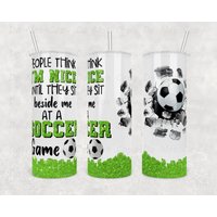 "Maßgeschneiderter Becher ""People Think I'm Nice Bis Sie Bei Einem Fußball Spiel Neben Mir Sitzen"", 20Oz Oder 30Oz Becher, Geschenk Für Mütter von WhatASaltyMug