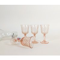 Set Von 4 Vintage Französisch Pink Swirl Schnaps Gläser, Home Bar Gläser Set Von 4 Vintage Französisch Pink Swirl Schnaps Gläser, Home Bar Gläser von WhatTheWolfSaw