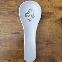 stir Things Up Löffel Ruhe | Food Wortspiel Rest Geschenke Für Sie Familie Kitchen Deocr Melamin Löffelablage von WhatsItsGLore