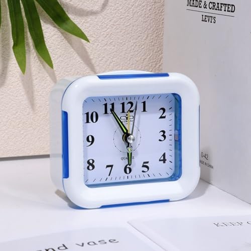Kleiner Nachttisch-Quarzwecker mit rutschfester Unterseite, Nachtlicht und Schlummerfunktion, für ruhigen Schlaf (blau) von WheatThrive
