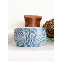 Hellblaue Blumen Design Keramik Schale, Sukkulente Vase, Kleiner Übertopf, Töpferkunst von WheelThatUp