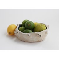 Tiefe Keramikschale Mit Aufgerauter Meerestextur - Von Meerestieren Inspirierte Handgemachte Weißer Ton Meersalzglasur Innen Blau Lebensmittelecht Tiefe Keramikschale Mit Aufgerauter Meerestextur - Von Meerestieren Inspirierte Handgemachte Weißer Ton Meersalzglasur Innen Blau Lebensmittelecht von WhereTidesSleep