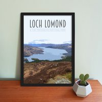 Loch Lomond Poster - Retro Vintage Style Schottland Reise Kunstdruck, Kunstwerk, Postkarte Von & Die Trossachs National Park von WheresClare