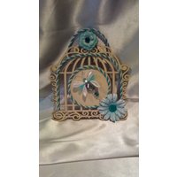 Libelle Garten Wanddekoration. Vogelhaus Mit Türkis Und Weiß Libelle, Schnur Blumen Verbessert Libelle Garten Wanddekoration. Vogelhaus Mit Türkis Und Weiß Libelle, Schnur Blumen Verbessert von WhimsicalCreationByV