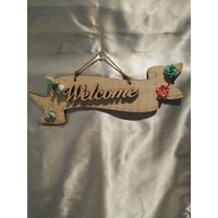 Willkommen Hölzerne Wand Hängen Mit Kanzashi Funkeln Geflügelte Libelle. Mit Petrol Und Pfirsich Blumen Verbessert. Kommt Bindfäden Aufhänger Willkommen Hölzerne Wand Hängen Mit Kanzashi Funkeln Geflügelte Libelle. Mit Petrol Und Pfirsich Blumen Verbessert. Kommt Bindfäden Aufhänger von WhimsicalCreationByV