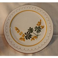 Vintage Stangl Pottery American Mid-Century Modern Goldene Blüte 8 "Mittagstischplatte Mit Braunem Rand Und Gelbem Band | C. 1964 von WhimsicalThingsToo