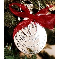 Personalisierte Erste Weihnachten Ornament Verheiratet Hochzeit Datum Mit Herz Charme Gravierte Hochzeitsgeschenk Für Braut Und Bräutigam von WhirlyBirdDesigns