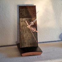 Kernig Rustikale Whisky Tischuhr Aus Fassdaube, Funktional, Praktisch, Zeitlos Kernig Rustikale Whisky Tischuhr Aus Fassdaube, Funktional, Praktisch, Zeitlos von WhiskyDeko