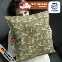 Whisperprint® French Toile Bright Olive Green Dachshund Wiener Dackel Dog Print - Cottagecore Spun Polyester Square Pillowcase/Cover von WhisperPrintStore