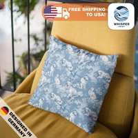 Whisperprint® French Toile Sky Blue Great Pyrenees New Foundland Hybrid Dog Print - Cottagecore Spun Polyester Square Pillowcase/Cover von WhisperPrintStore