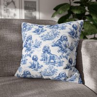 Whisperprint® French Toile Style Light Breeze Blue Cocker Spaniel Dog Print - Spun Polyester Square Pillowcase/Cover Perfect Gift von WhisperPrintStore
