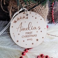 Personalisierter Babys Erster Weihnachtsbaumschmuck - Holzandenken Mit Weihnachtsmannschlitten Benutzerdefinierter Namensschmuck Runde Verzierung von WhisperedGifts