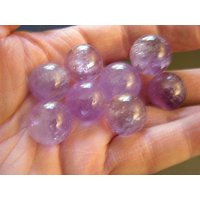 Amethyst Lite Violet Marmor Handgeschnitzt Poliert 2, 5 cm Durchmesser Mit Ringständer von WhiteRinoGems