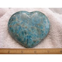 Blauer Apatit Herz Handschmeichler Größer Poliert Beidseitig 1, 2 - 13 cm Dk22 von WhiteRinoGems