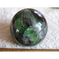 Fluorit Kugel 4, 5 cm Blau/Grün/Violett Mit Acryl Ringständer Nh30 von WhiteRinoGems