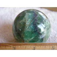 Fluorit Kugel 5cm Blau/Grün Mit Ringständer Dh32 von WhiteRinoGems