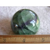Fluorit Kugel 5mm Blau/Grün Mit Ringständer Dh24 von WhiteRinoGems