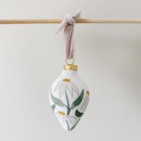 Handbemalte Florale Verzierung - Gänseblümchen Ornament Urlaub 2025 Keramik Weihnachtsbirne Blumen Erbstück Geschenk Für Mama Handbemalte Florale Verzierung - Gänseblümchen Ornament Urlaub 2025 Keramik Weihnachtsbirne Blumen Erbstück Geschenk Für Mama von WhitneyRainStudio