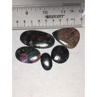36G Eudialyt Cabochons 36G Eudialyt Cabochons von WholesaleRocksDotBIZ