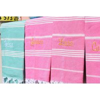 Personalisierte Strandtuch, Personalisierte Geschenke, Bachelorette Handtuch, Hochzeitsgeschenke Monogramm Accessoires, Mädchen Reise, Wohnkultur Personalisierte Strandtuch, Personalisierte Geschenke, Bachelorette Handtuch, Hochzeitsgeschenke Monogramm Accessoires, Mädchen Reise, Wohnkultur von WholesaleTowels