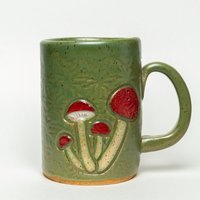 Handgefertigte Grüne Keramik 16 Unzen Becher Mit Pilzen von WhtSquirrelClayworks