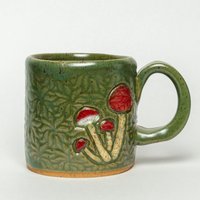Handgefertigte Grüne Keramik Tasse Mit Pilzen von WhtSquirrelClayworks