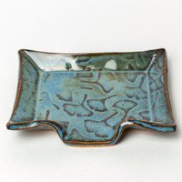 Handgefertigte Keramik Seifenschale in Blau Mit Ginkgo Blättern von WhtSquirrelClayworks