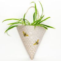 Handgefertigte Keramik Weiße Wandtasche Mit Bienenmuster/Breit von WhtSquirrelClayworks